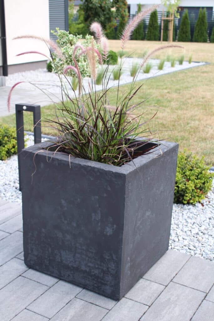 Antracytowa kwadratowa TERMODONICA TD-50 CUBE z trawą ozdobną