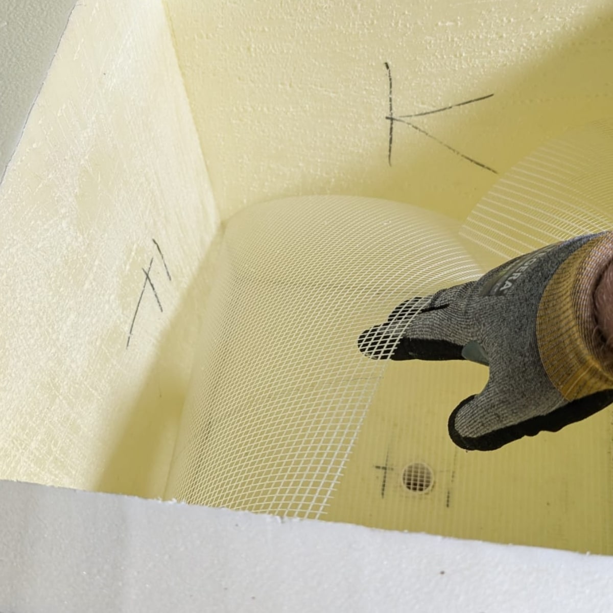 Wnętrze TERMODONICY z rdzeniem XPS i siatką wzmacniającą podczas produkcji